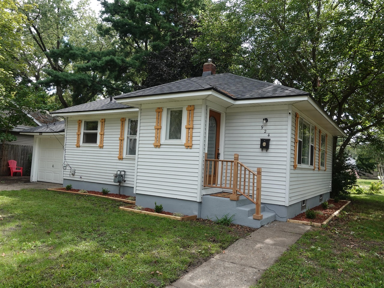 Photo 2 of Single family home for sale at 924 Griggs St, Grand Rapids, MI 49507 | MLS# 70557417 | Listing updated on 2026-09-17