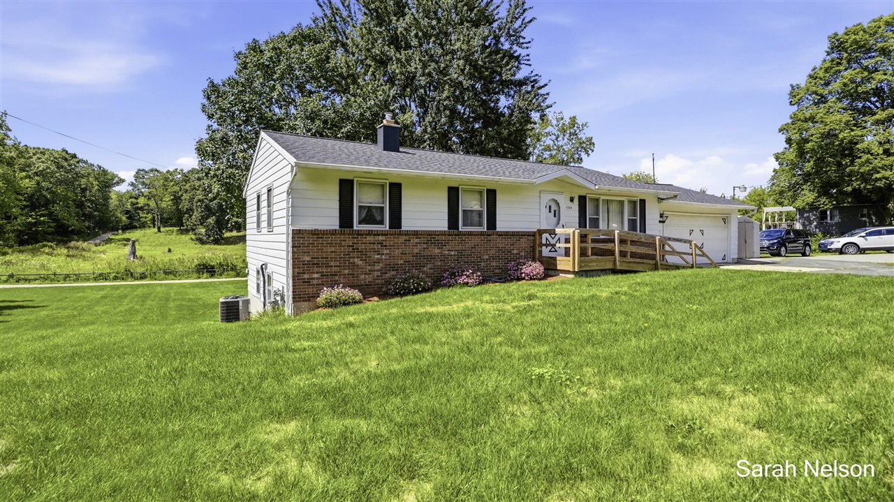Photo 3 of Sale Pending at 1555 Spaulding Ave, Grand Rapids, MI 49546 | MLS# 70557451 | Listing updated on 2026-10-01