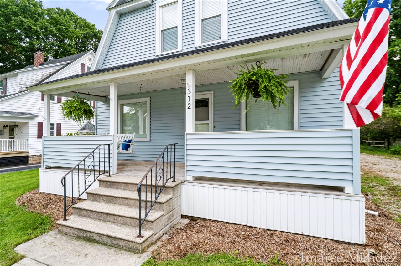 Photo 3 of Single family home for sale at 312 Emmons St, Caledonia, MI 49316 | MLS# 70557682 | Listing updated on 2026-09-17