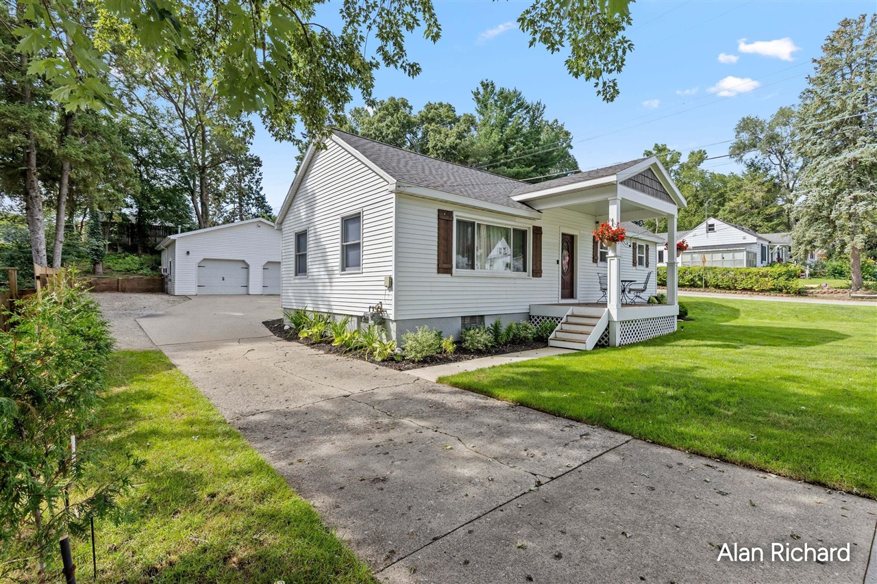 Photo 2 of Sale Pending at 854 Ferris St, Grand Rapids, MI 49544 | MLS# 70557709 | Listing updated on 2026-09-14