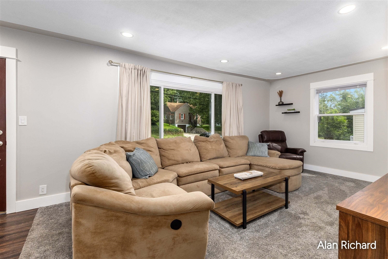 Photo 3 of Sale Pending at 854 Ferris St, Grand Rapids, MI 49544 | MLS# 70557709 | Listing updated on 2026-09-14