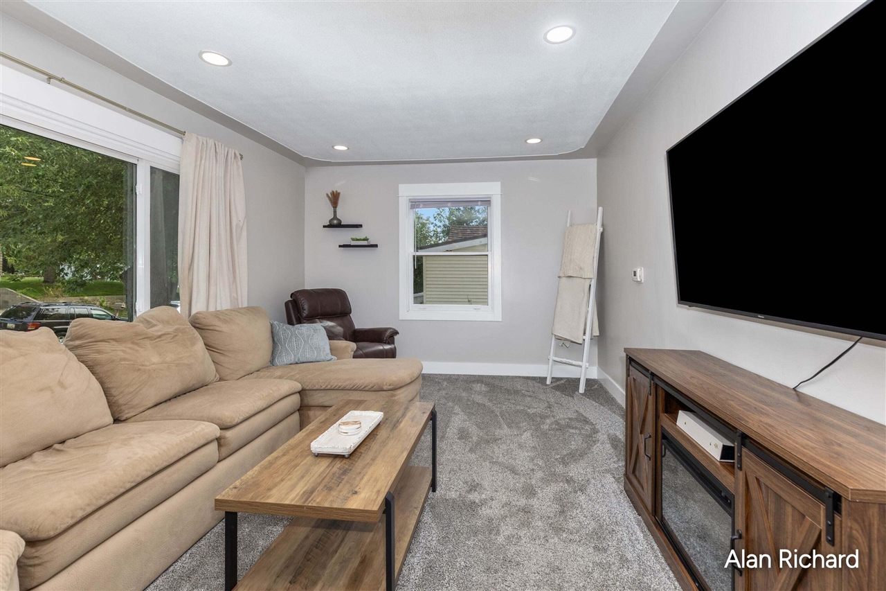 Photo 3 of Sale Pending at 854 Ferris St, Grand Rapids, MI 49544 | MLS# 70557709 | Listing updated on 2026-09-14