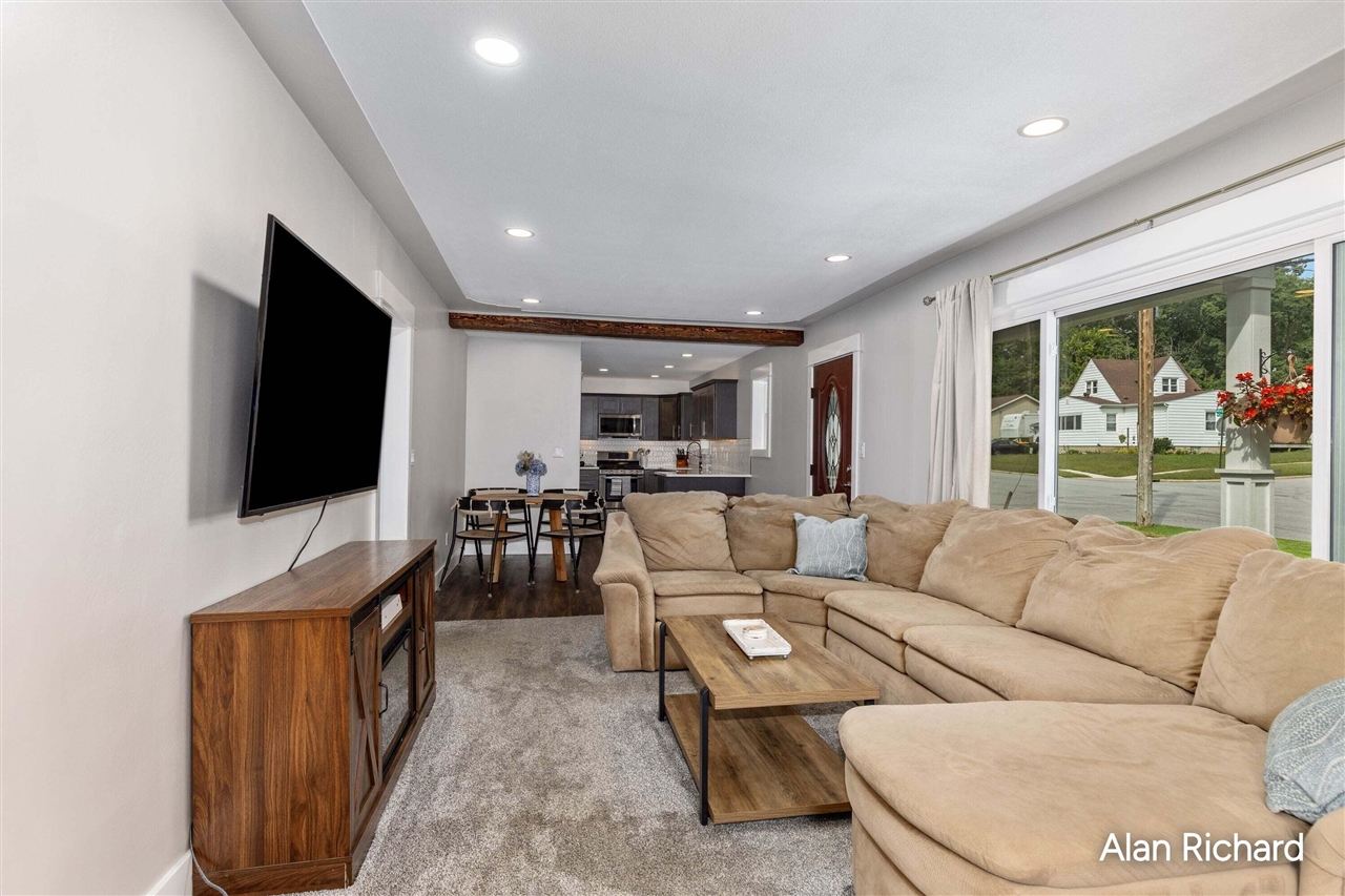 Photo 4 of Sale Pending at 854 Ferris St, Grand Rapids, MI 49544 | MLS# 70557709 | Listing updated on 2026-09-14