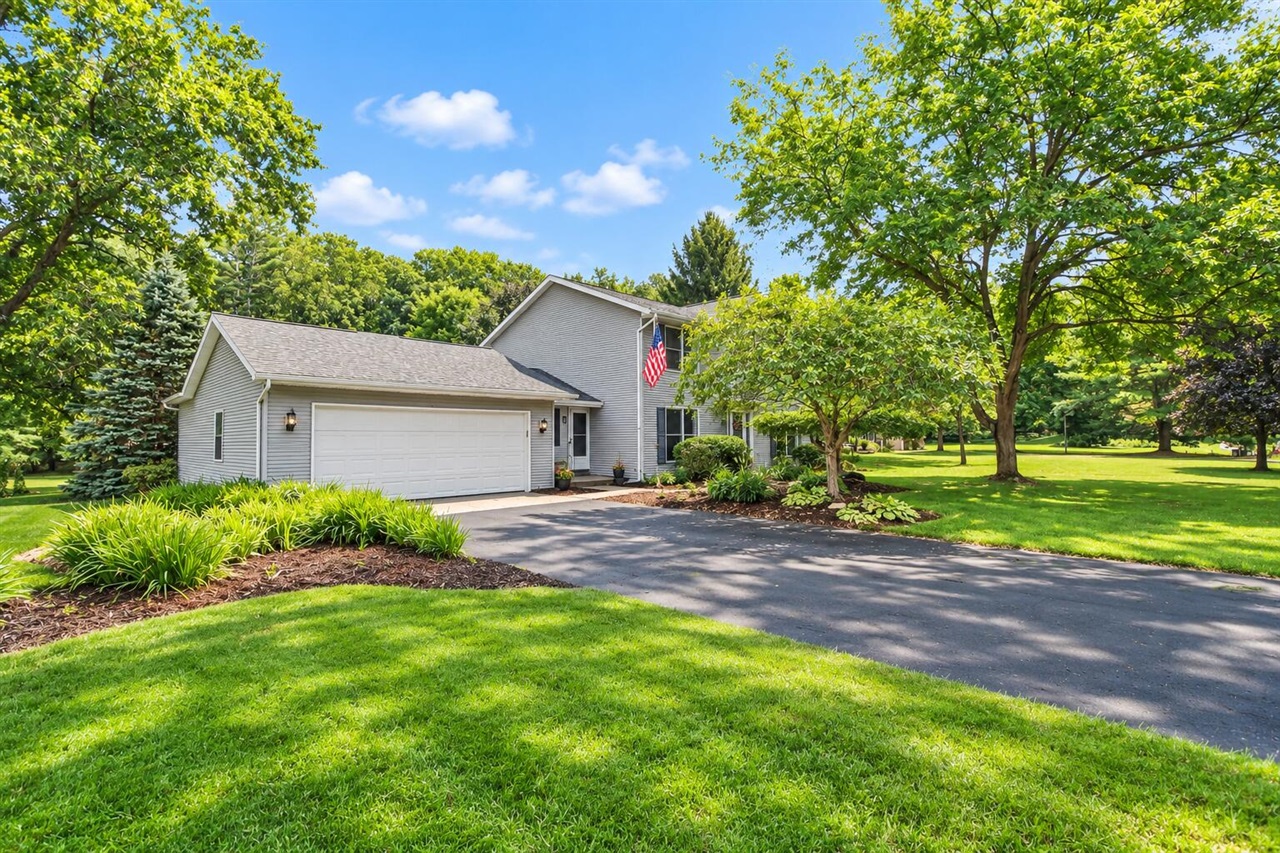 Photo 3 of Single family home for sale at 3055 Riverwoods Dr, Rockford, MI 49341 | MLS# 70557747 | Listing updated on 2026-09-17