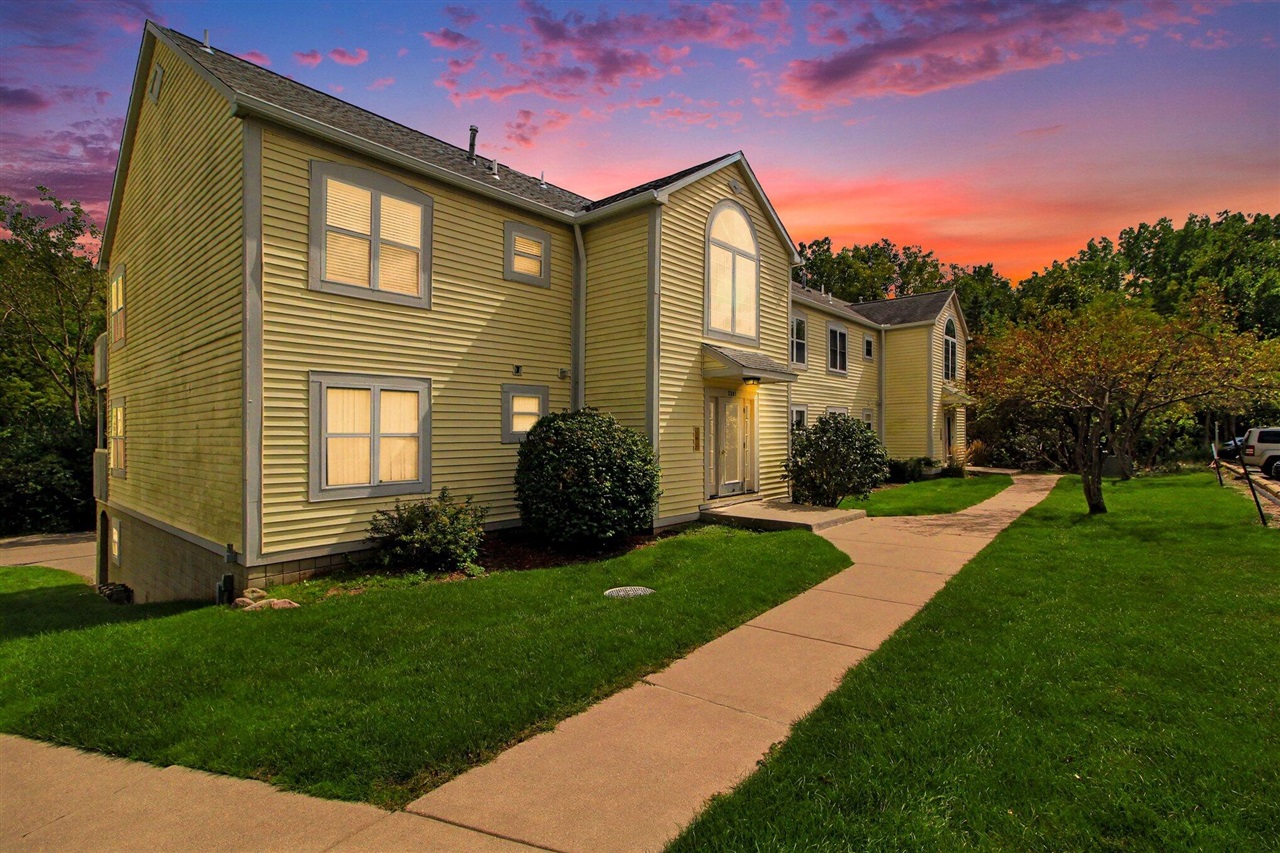 Listing Photo 3 - Condo for sale in building located at 2241 S Huron Pkwy, Ann Arbor, MI 48104 - Unit #1