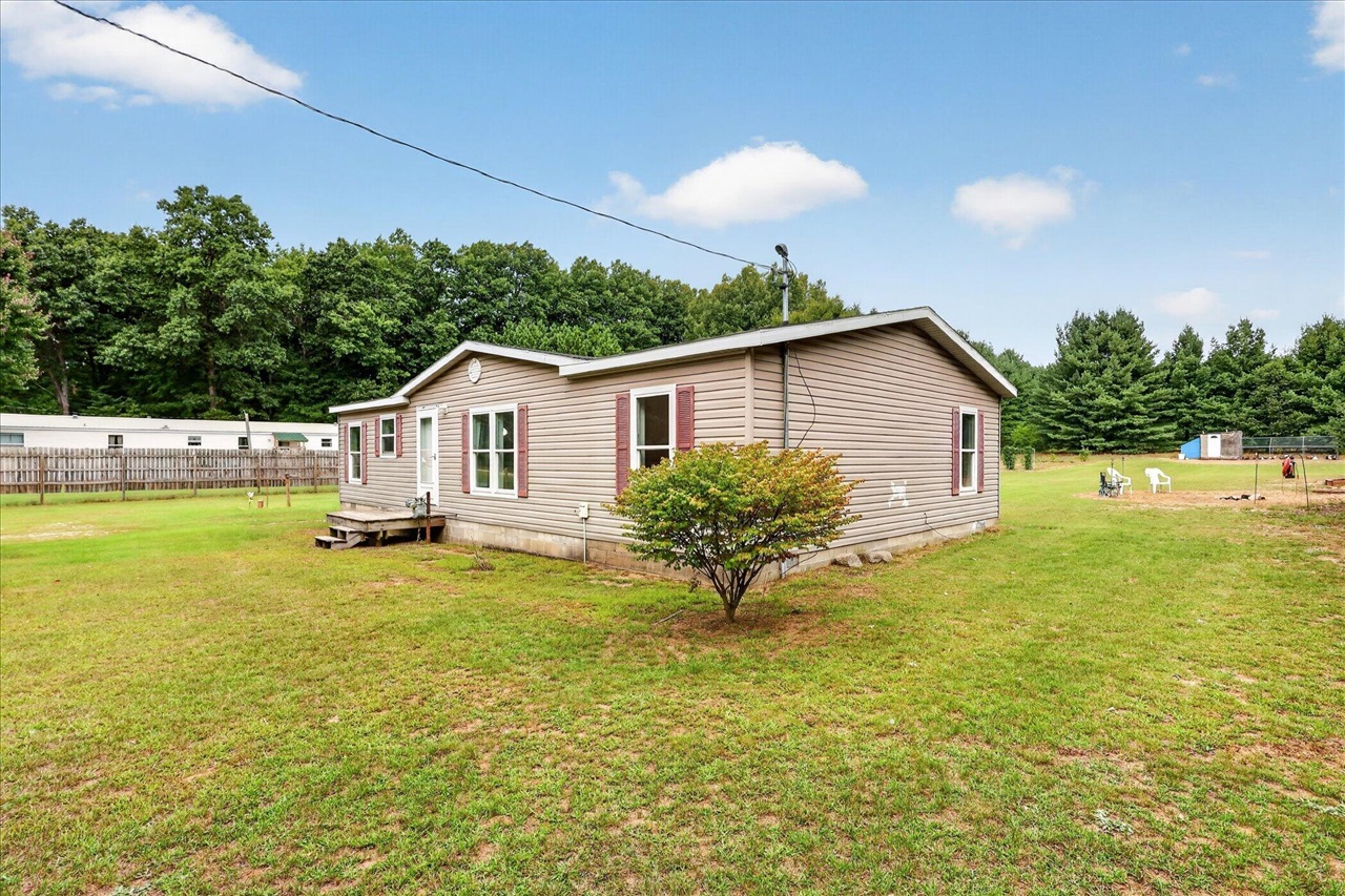 Photo 3 of Sale Pending at 16468 W Howard City Edmore Rd, Howard City, MI 49329 | MLS# 70557872 | Listing updated on 2026-09-13