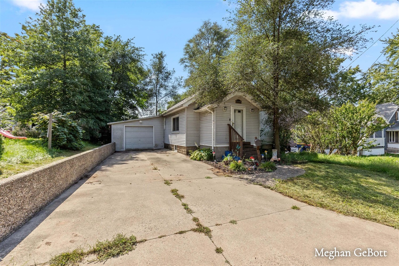 Photo 2 of Single family home for sale at 1410 Walnut St, Grand Rapids, MI 49503 | MLS# 70557902 | Listing updated on 2026-09-17