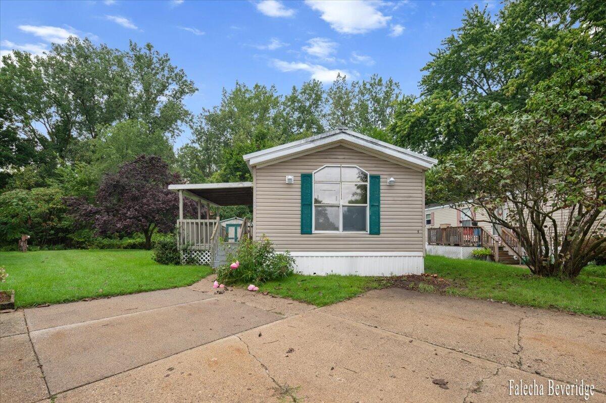 Photo 2 of Single family home for sale at 176 Wallasey Dr, Grand Rapids, MI 49548 | MLS# 70557944 | Listing updated on 2026-09-12