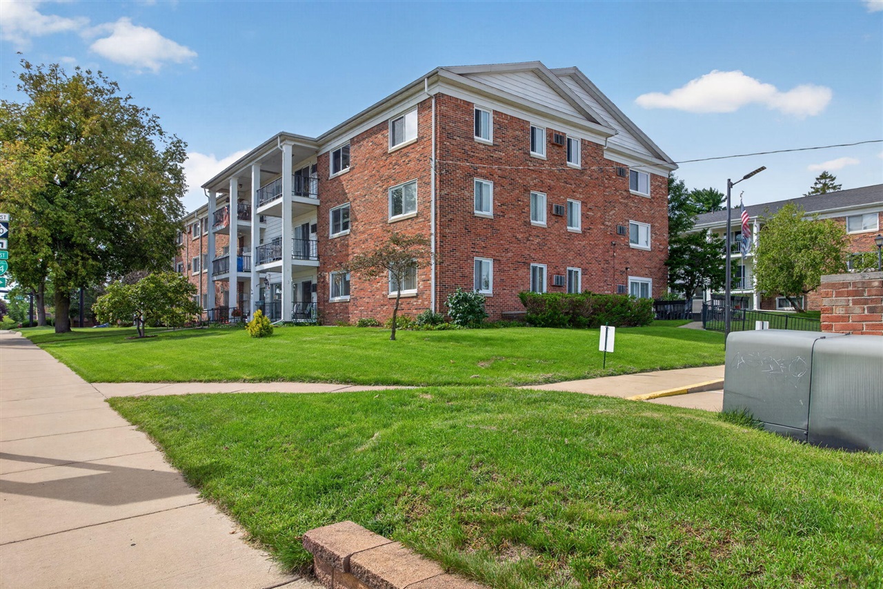Photo 2 of Condo for sale at 806 W Michigan Ave #209W, Jackson, MI 49202 | MLS# 70558017 | Listing updated on 2026-09-16