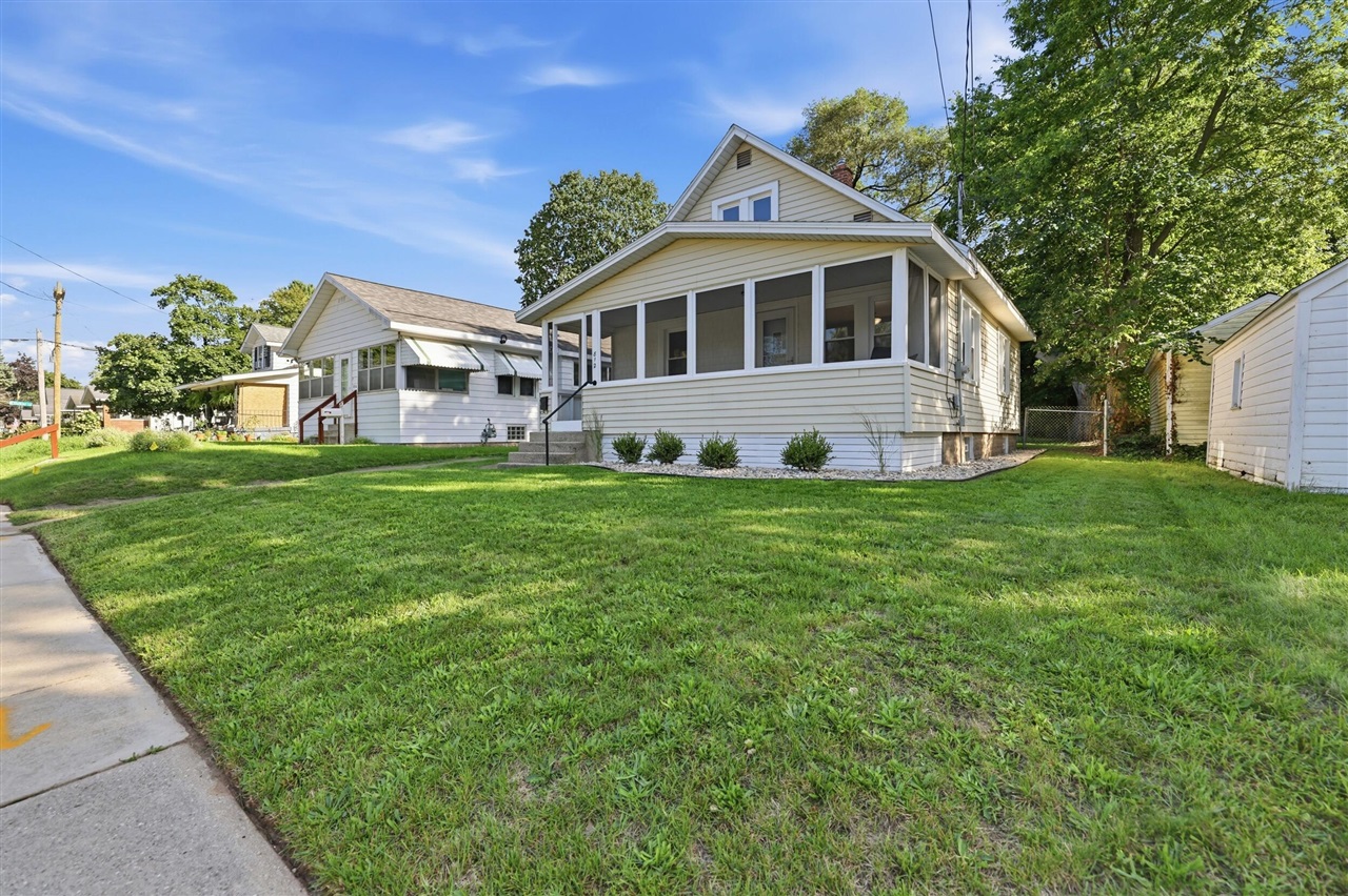 Photo 3 of Single family home for sale at 812 Graceland St, Grand Rapids, MI 49505 | MLS# 70558071 | Listing updated on 2026-09-17