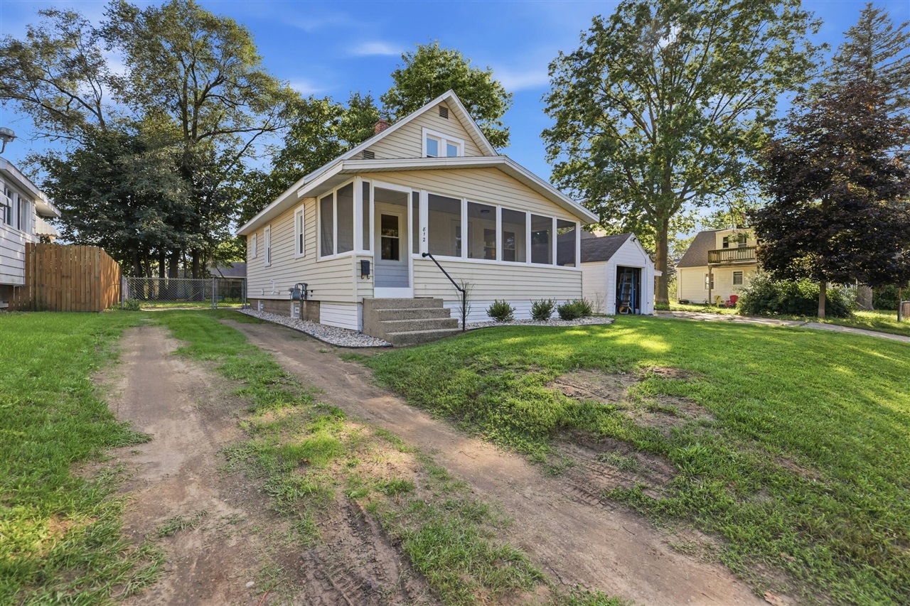 Photo 3 of Single family home for sale at 812 Graceland St, Grand Rapids, MI 49505 | MLS# 70558071 | Listing updated on 2026-09-17