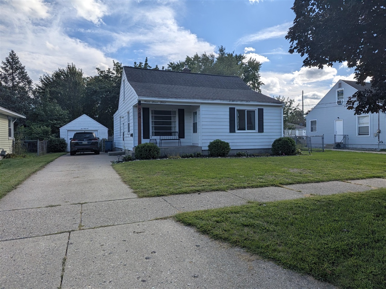 Photo 2 of Single family home for sale at 944 Kentfield St, Wyoming, MI 49509 | MLS# 70558147 | Listing updated on 2026-09-18