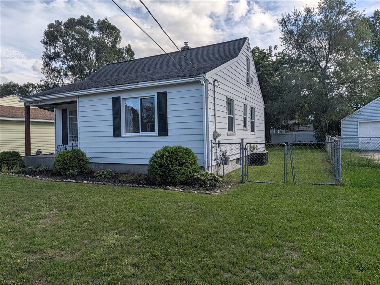 Photo 3 of Single family home for sale at 944 Kentfield St, Wyoming, MI 49509 | MLS# 70558147 | Listing updated on 2026-09-18