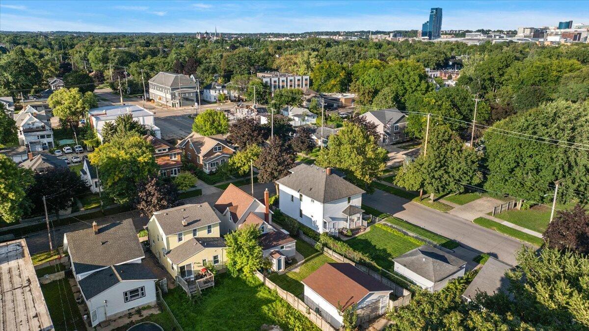 Photo 3 of Single family home for sale at 1006 Hovey St, Grand Rapids, MI 49504 | MLS# 70558150 | Listing updated on 2026-09-18