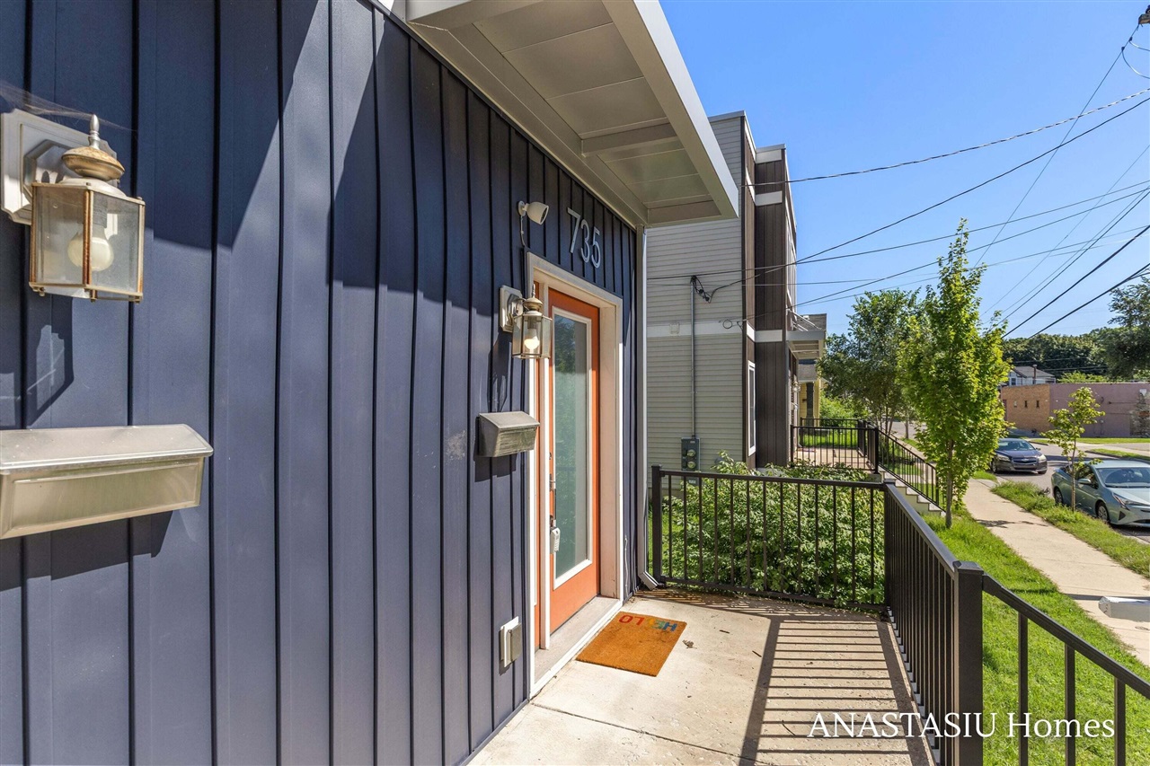 Photo 3 of Single family home for sale at 735 Bates St, Grand Rapids, MI 49503 | MLS# 70558276 | Listing updated on 2026-09-15