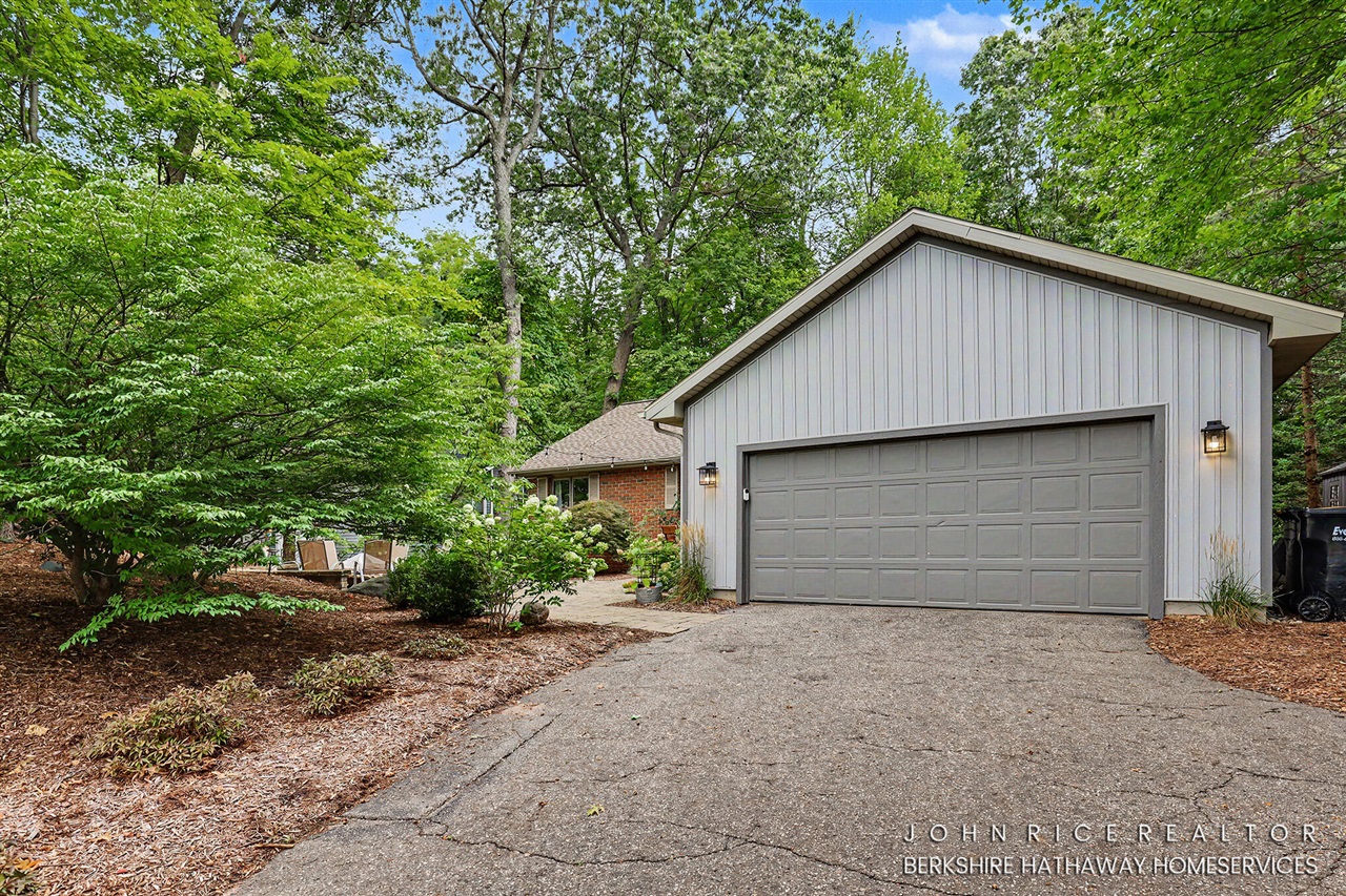 Photo 3 of Single family home for sale at 956 Spaulding Ave, Ada, MI 49301 | MLS# 70558377 | Listing updated on 2026-09-14