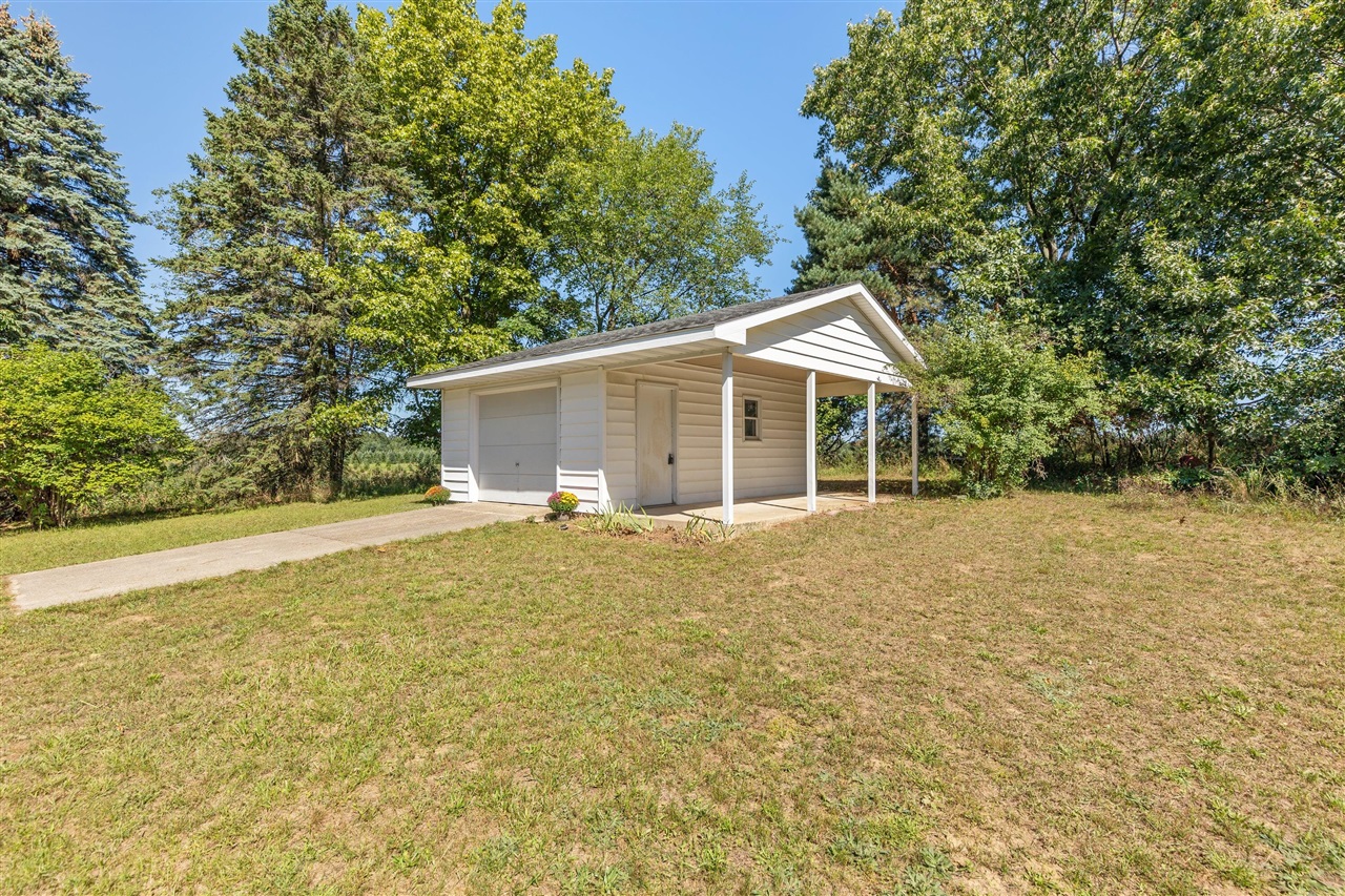 Photo 3 of Single family home for sale at 8580 Young Ave, Rockford, MI 49341 | MLS# 70558408 | Listing updated on 2026-09-14