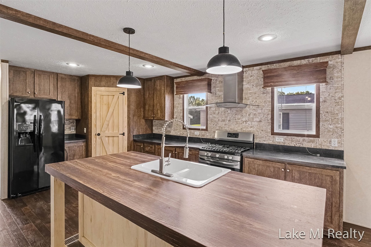 Photo 2 of Single family home for sale at 104 Gardens Blvd, Grand Rapids, MI 49534 | MLS# 70558458 | Listing updated on 2026-09-18