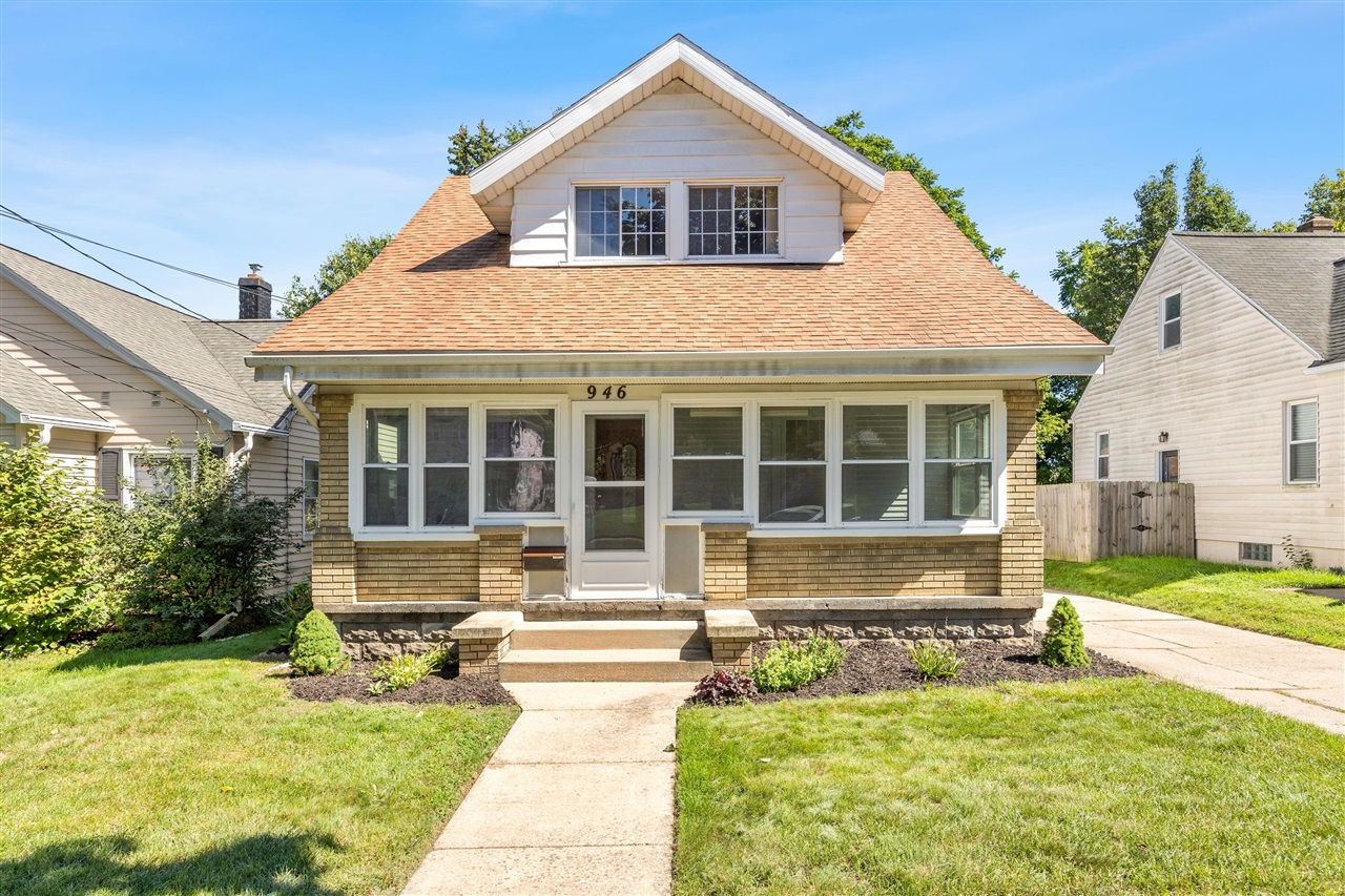 Photo 2 of Sale Pending at 946 Frederick Ave, Grand Rapids, MI 49504 | MLS# 70558475 | Listing updated on 2026-09-17