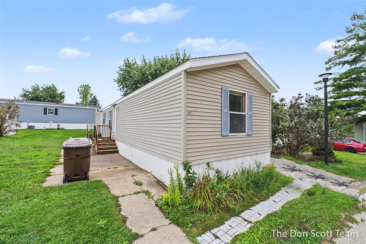 Photo 3 of Single family home for sale at 3662 Mount Blanc St, Grand Rapids, MI 49544 | MLS# 70558484 | Listing updated on 2026-10-06