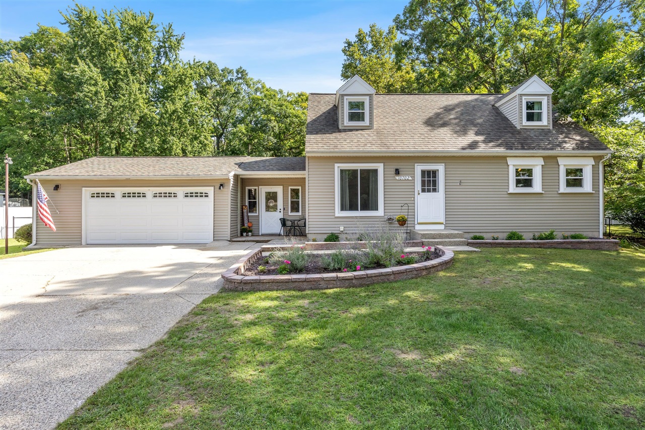 Photo 3 of Sale Pending at 10702 Settlewood Dr, Lowell, MI 49331 | MLS# 70558621 | Listing updated on 2026-09-19