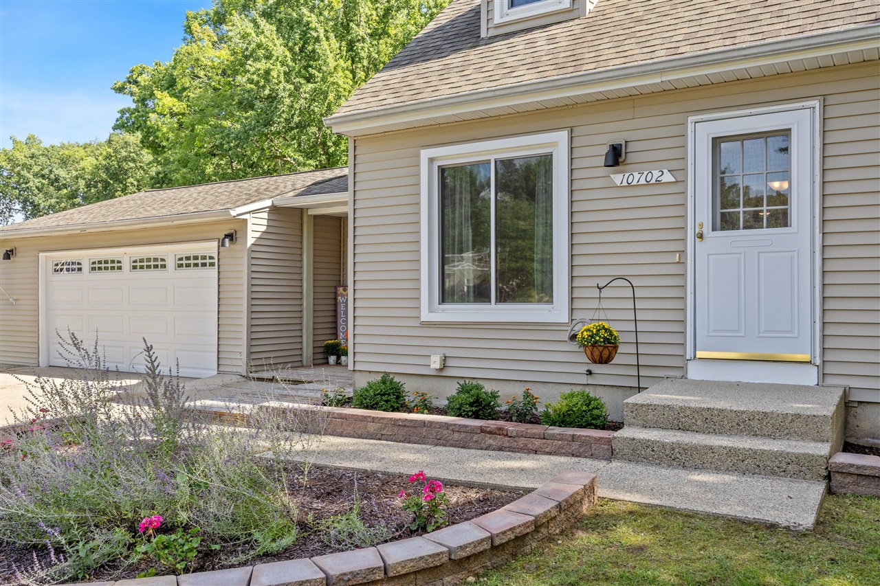Photo 3 of Sale Pending at 10702 Settlewood Dr, Lowell, MI 49331 | MLS# 70558621 | Listing updated on 2026-09-19