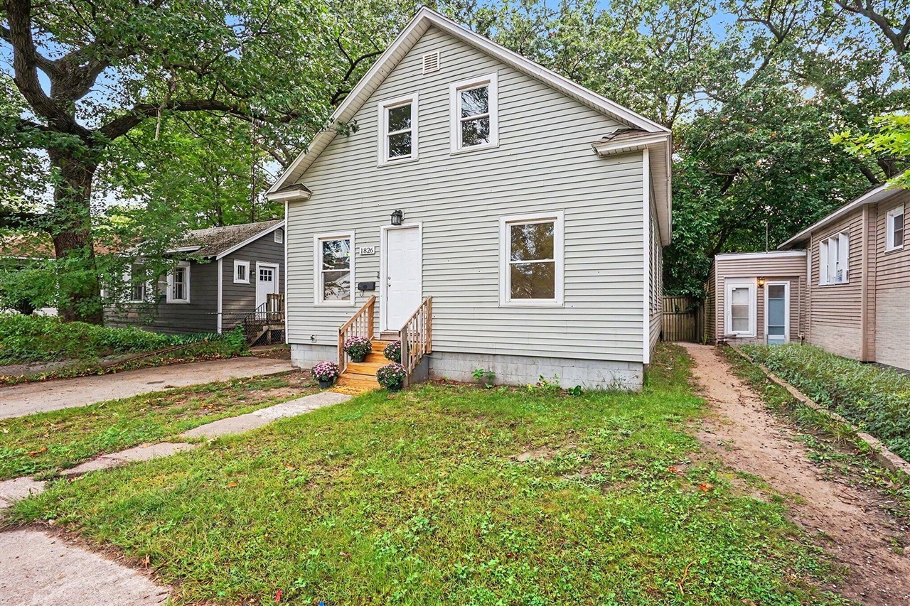 Photo 3 of Single family home for sale at 1826 Mc Ilwraith St, Muskegon, MI 49442 | MLS# 70558710 | Listing updated on 2026-09-15
