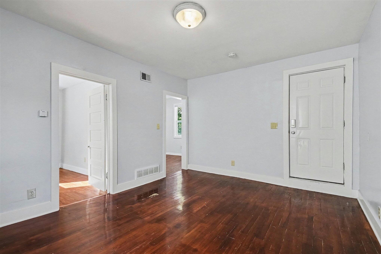 Photo 2 of Sale Pending at 1008 Baxter St, Grand Rapids, MI 49506 | MLS# 70558817 | Listing updated on 2026-09-19