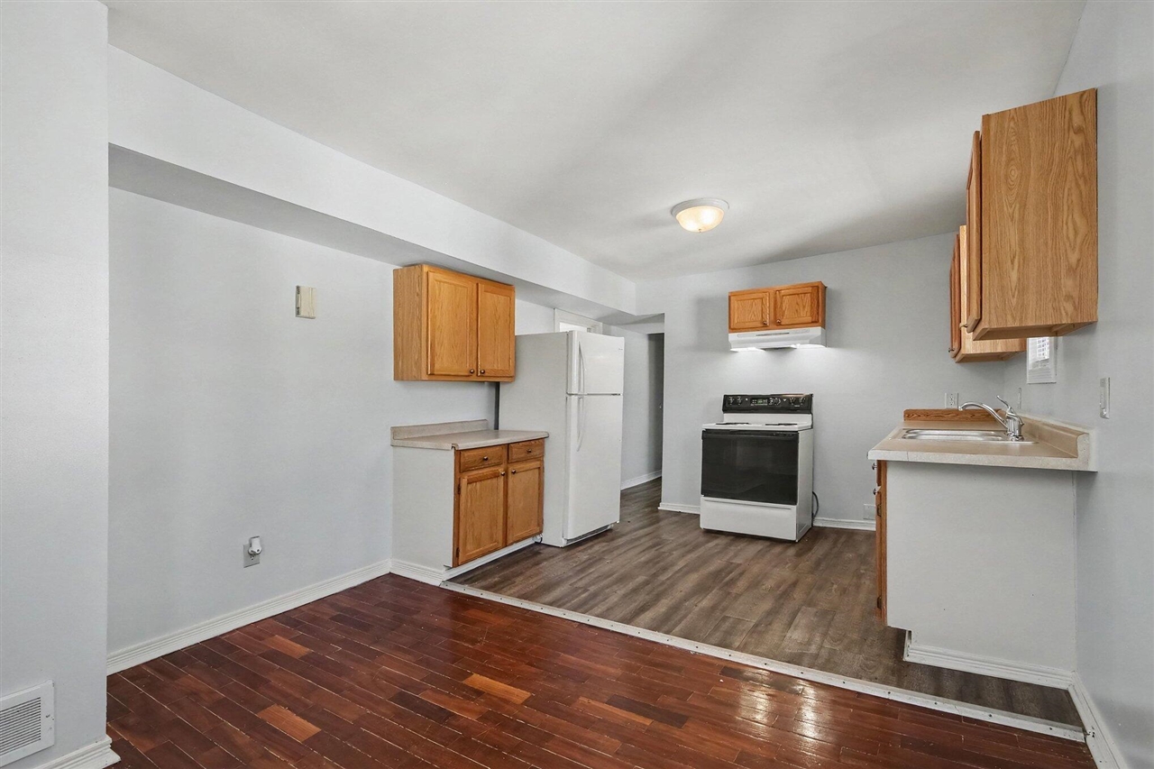 Photo 3 of Sale Pending at 1008 Baxter St, Grand Rapids, MI 49506 | MLS# 70558817 | Listing updated on 2026-09-19