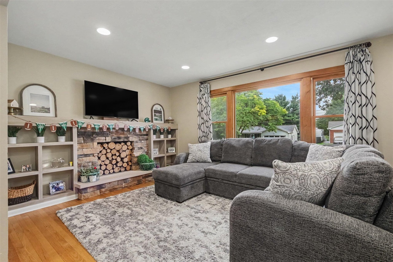 Photo 2 of Sale Pending at 2623 Valley Ave, Grand Rapids, MI 49544 | MLS# 70558899 | Listing updated on 2026-09-18