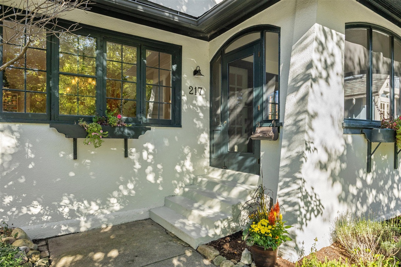 Photo 1 of Single family home for sale at 217 Hampton Ave, Grand Rapids, MI 49506 | MLS# 70558933 | Listing updated on 2026-09-17