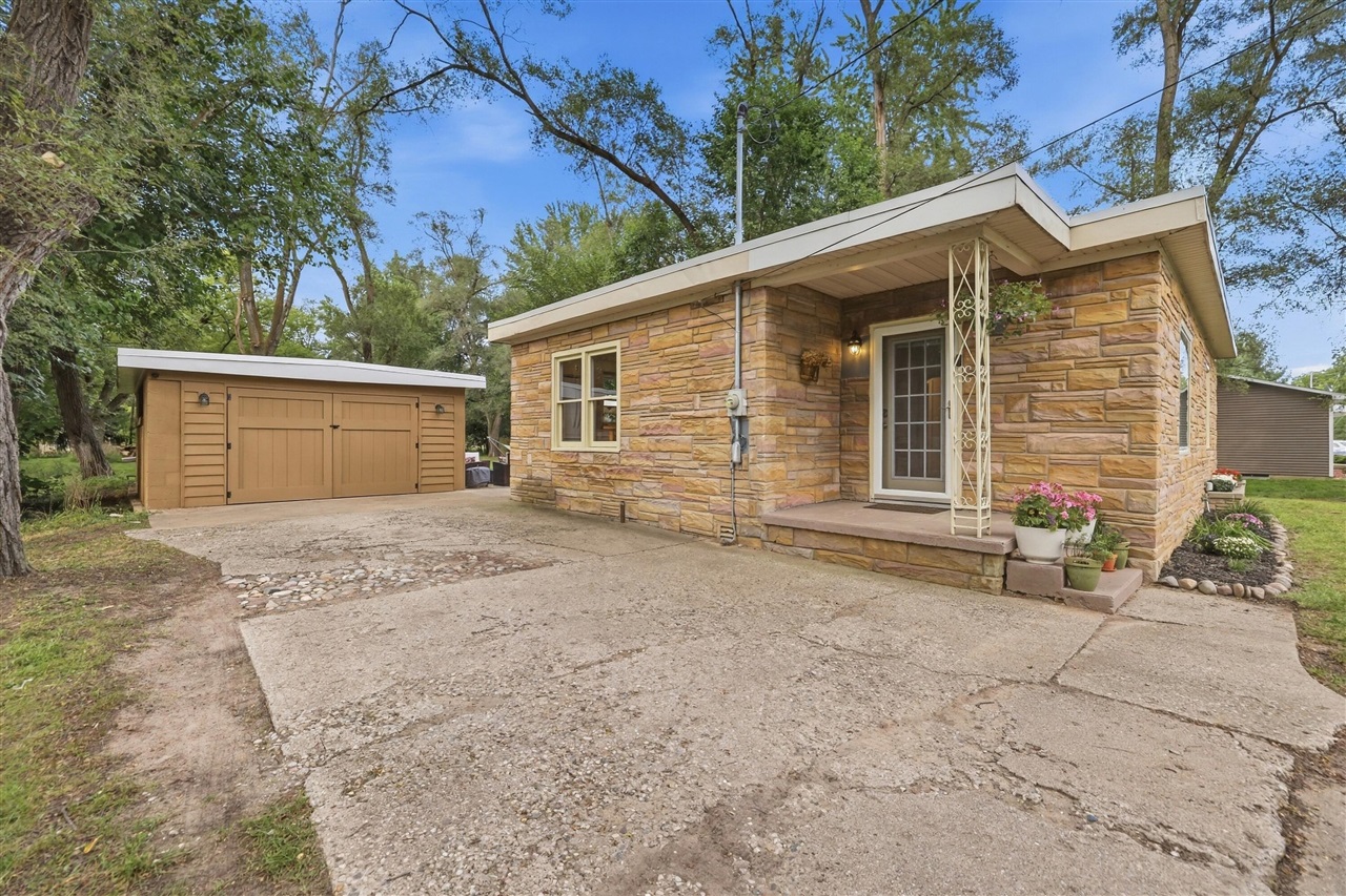 Photo 3 of Single family home for sale at 2525 Rogue River Rd, Belmont, MI 49306 | MLS# 70559008 | Listing updated on 2026-09-18
