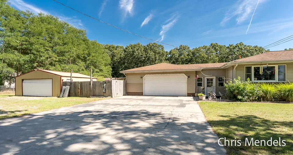 Photo 3 of Single family home for sale at 180 S Wolf Lake Rd, Muskegon, MI 49442 | MLS# 70559024 | Listing updated on 2026-09-17