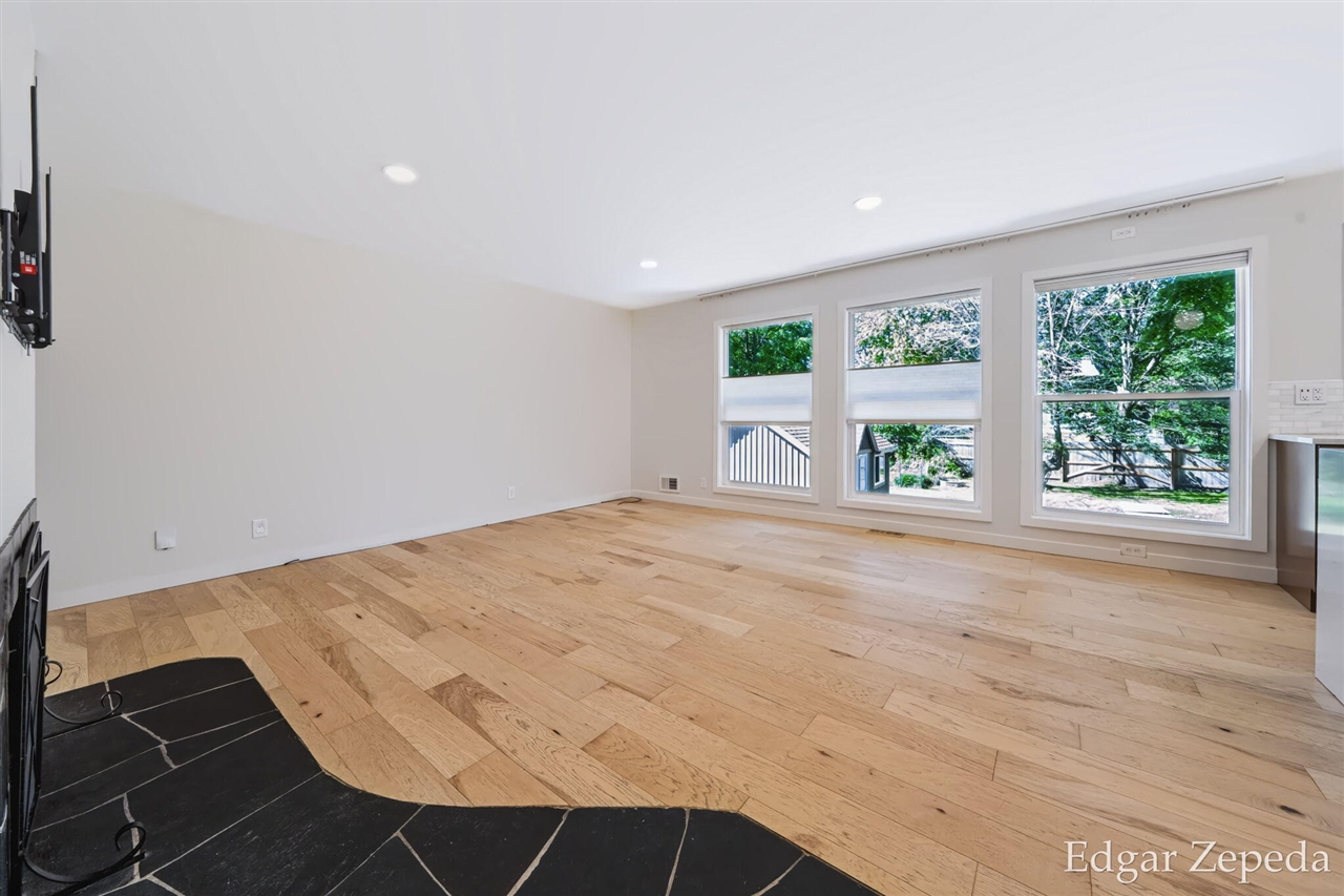 Photo 4 of Single family home for sale at 3439 Kalamazoo Ave, Grand Rapids, MI 49508 | MLS# 70559077 | Listing updated on 2026-09-17