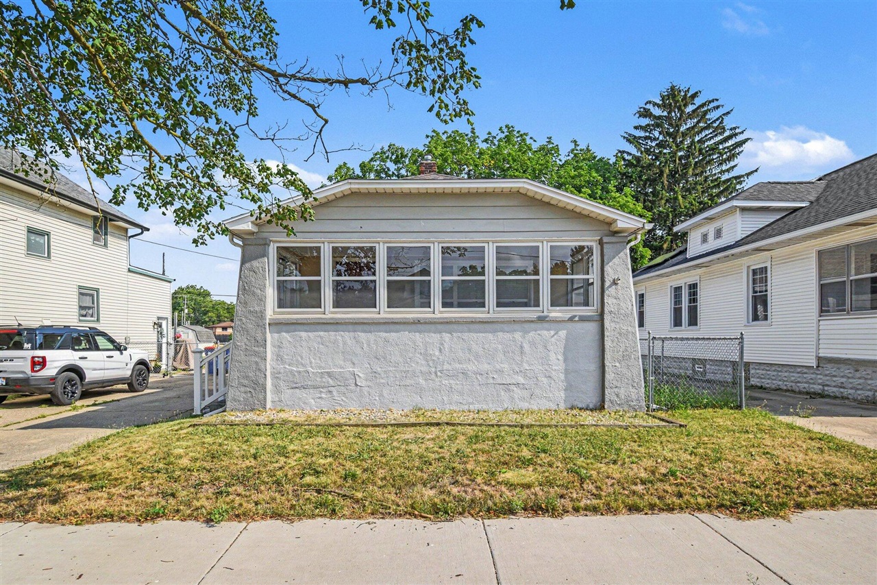 Photo 1 of Single family home for sale at 735 Eleanor St, Grand Rapids, MI 49505 | MLS# 70559099 | Listing updated on 2026-09-17