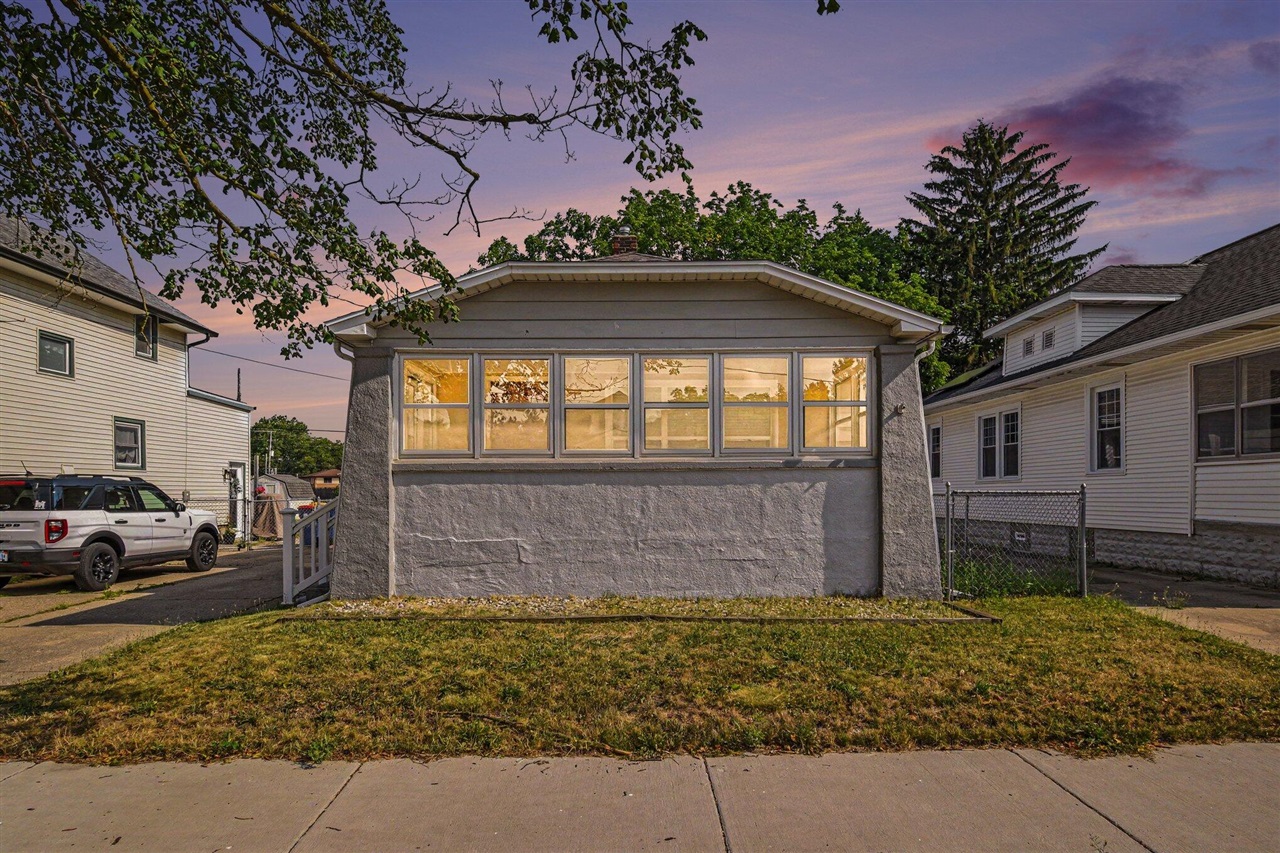 Photo 2 of Single family home for sale at 735 Eleanor St, Grand Rapids, MI 49505 | MLS# 70559099 | Listing updated on 2026-09-17