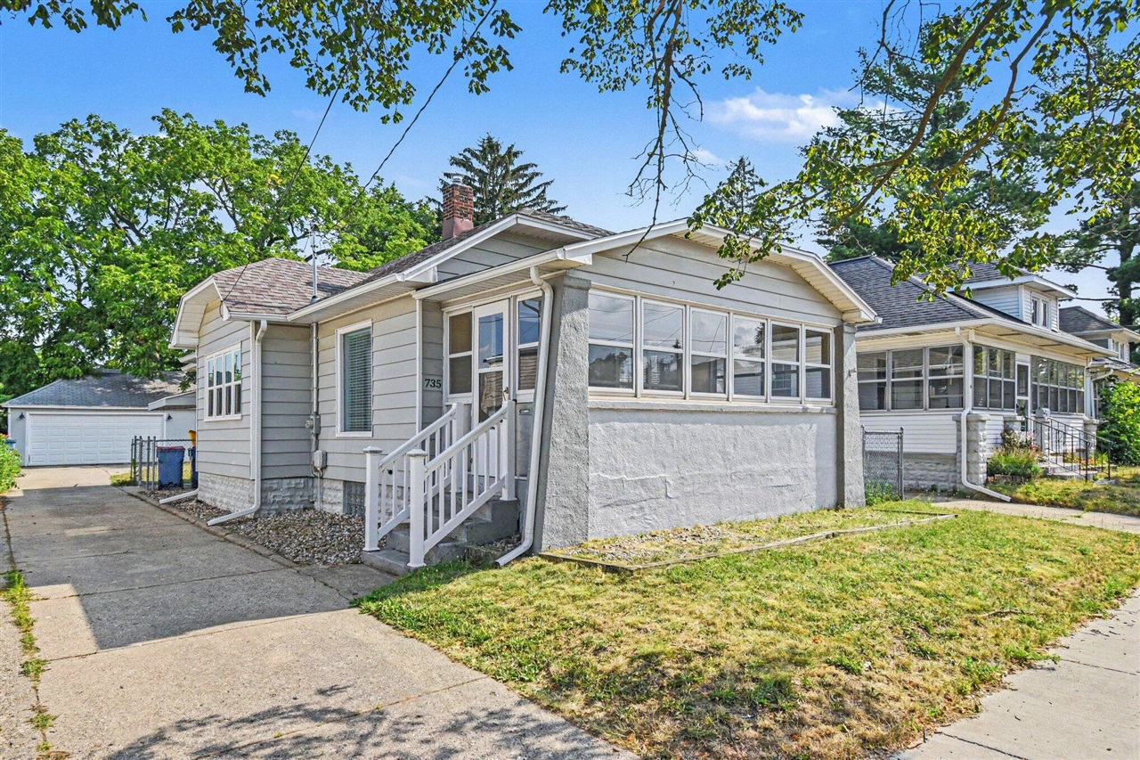 Photo 3 of Single family home for sale at 735 Eleanor St, Grand Rapids, MI 49505 | MLS# 70559099 | Listing updated on 2026-09-17