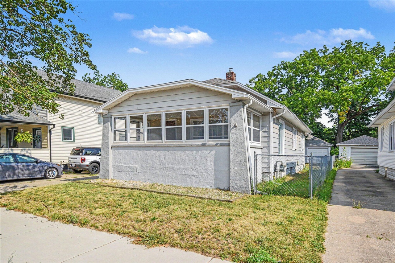 Photo 3 of Single family home for sale at 735 Eleanor St, Grand Rapids, MI 49505 | MLS# 70559099 | Listing updated on 2026-09-17