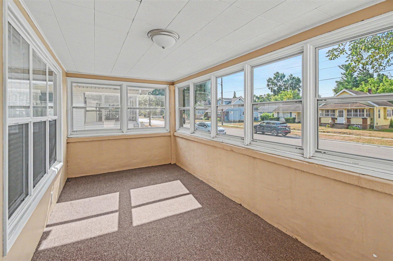 Photo 4 of Single family home for sale at 735 Eleanor St, Grand Rapids, MI 49505 | MLS# 70559099 | Listing updated on 2026-09-17