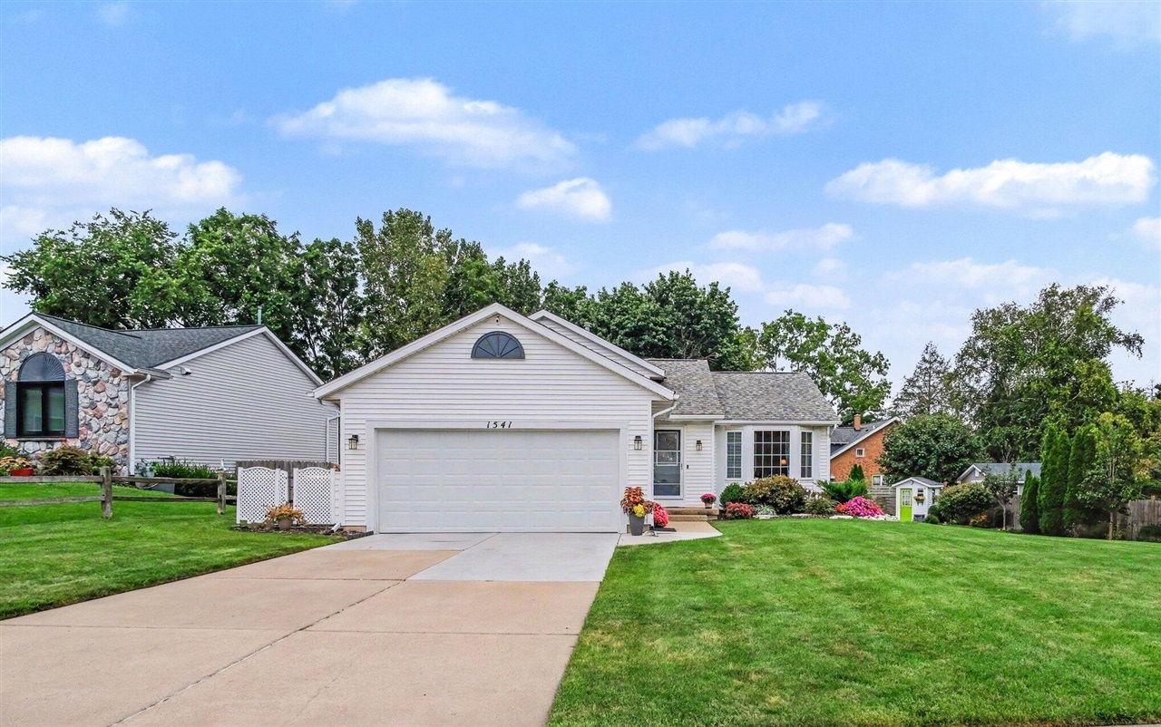 Photo 2 of Single family home for sale at 1541 Wakely St, Grand Rapids, MI 49505 | MLS# 70559121 | Listing updated on 2026-09-17