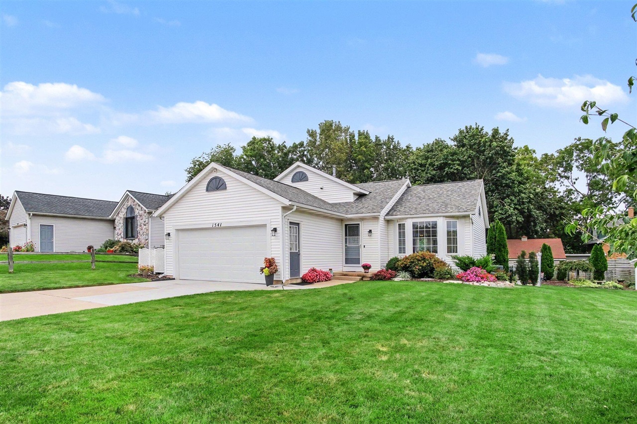 Photo 3 of Single family home for sale at 1541 Wakely St, Grand Rapids, MI 49505 | MLS# 70559121 | Listing updated on 2026-09-17