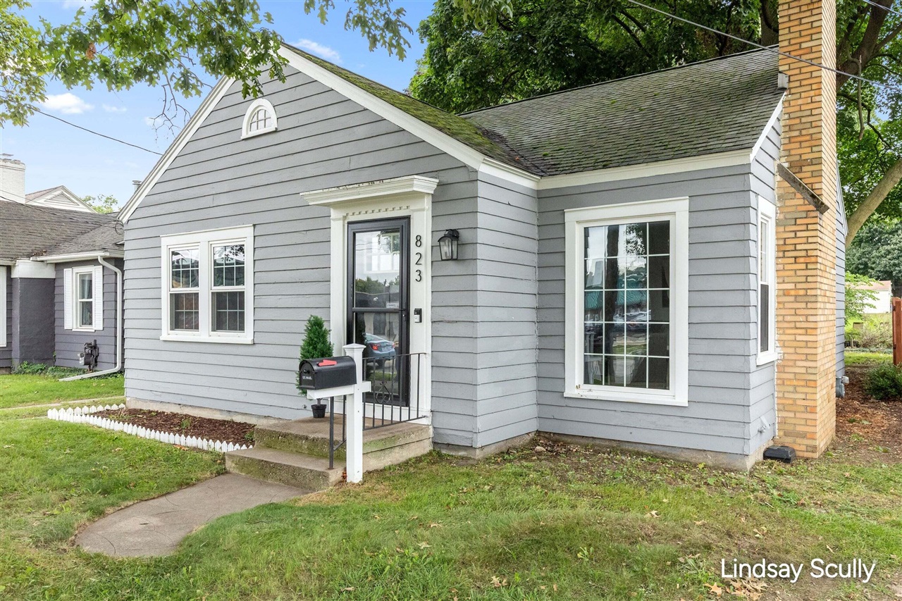 Photo 3 of Single family home for sale at 823 Alger St, Grand Rapids, MI 49507 | MLS# 70559122 | Listing updated on 2026-09-17