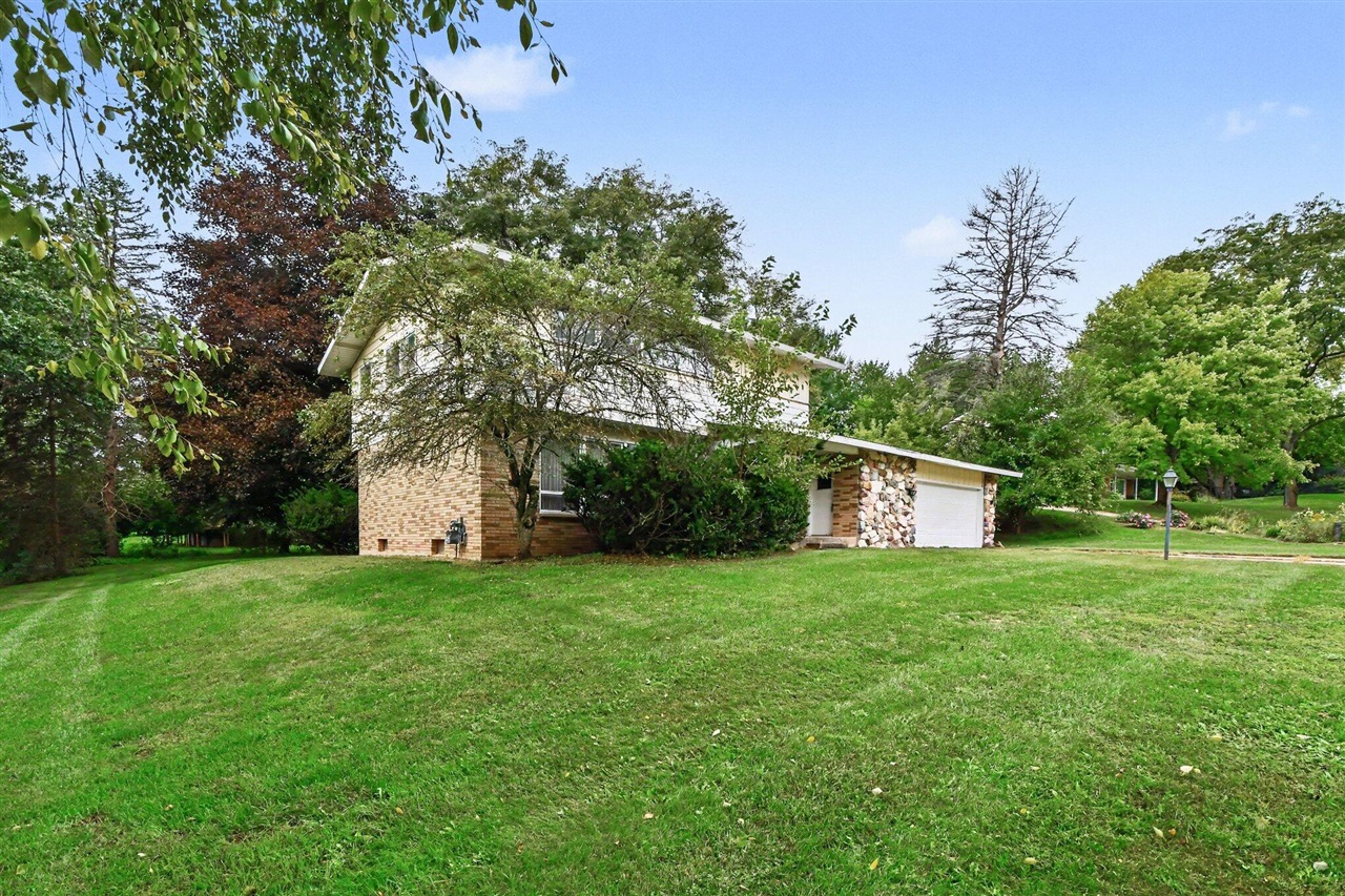 Photo 2 of Single family home for sale at 3423 Winterberry Ct, Grand Rapids, MI 49546 | MLS# 70559150 | Listing updated on 2026-09-17