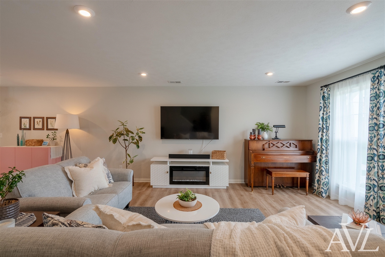 Listing Photo 4 - Condo for sale in building located at 1168 Stagecoach Dr, Byron Center, MI 49315