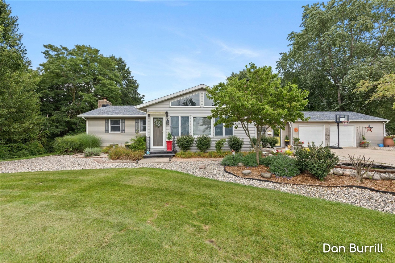 Photo 3 of Single family home for sale at 10679 Keystone Dr, Ada, MI 49301 | MLS# 70559231 | Listing updated on 2026-09-18