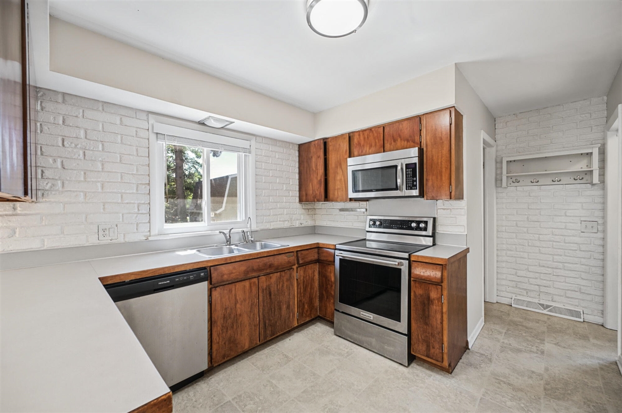 Photo 3 of Single family home for sale at 2909 Crestview Ave, Kalamazoo, MI 49006 | MLS# 70559263 | Listing updated on 2026-10-07