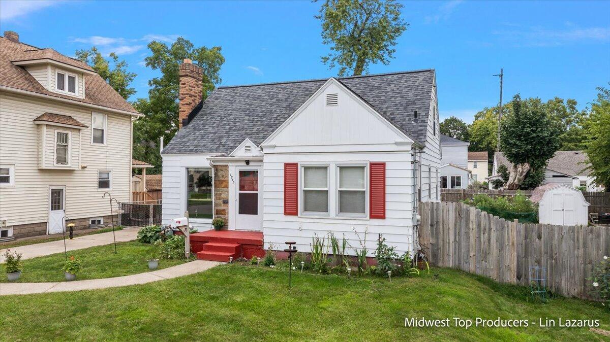 Photo 2 of Single family home for sale at 1945 Delwood Ave, Wyoming, MI 49509 | MLS# 70559283 | Listing updated on 2026-09-18