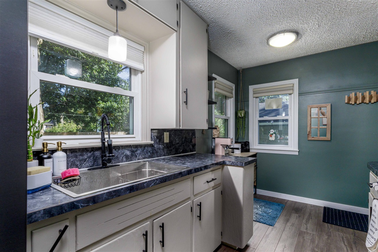 Photo 2 of Sale Pending at 2910 Cheney Ave, Grand Rapids, MI 49505 | MLS# 70559287 | Listing updated on 2026-09-21