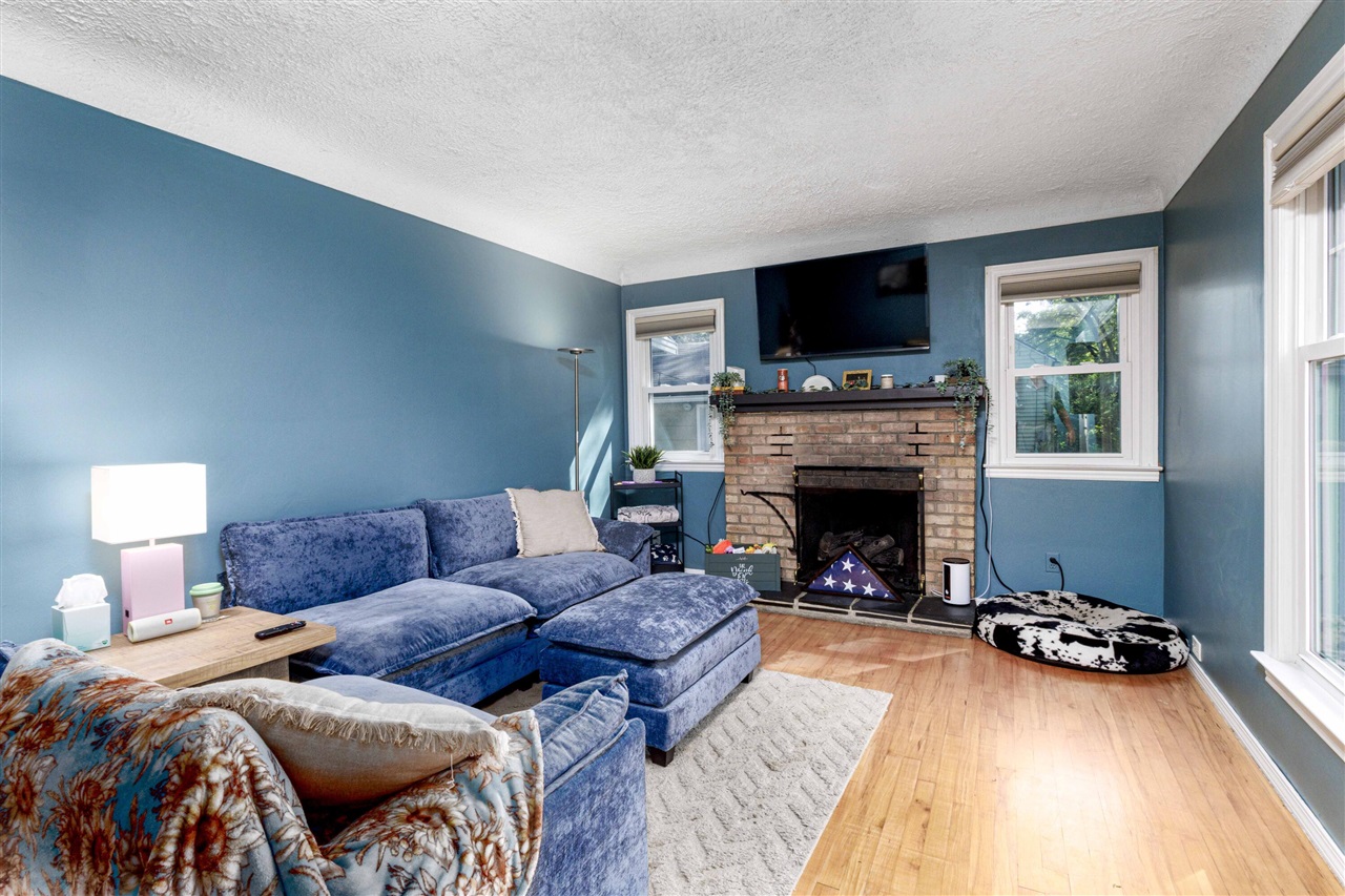 Photo 3 of Sale Pending at 2910 Cheney Ave, Grand Rapids, MI 49505 | MLS# 70559287 | Listing updated on 2026-09-21