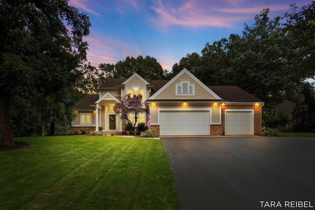 Photo 2 of Single family home for sale at 4320 Trail E Dr, Ada, MI 49301 | MLS# 70559335 | Listing updated on 2026-09-18